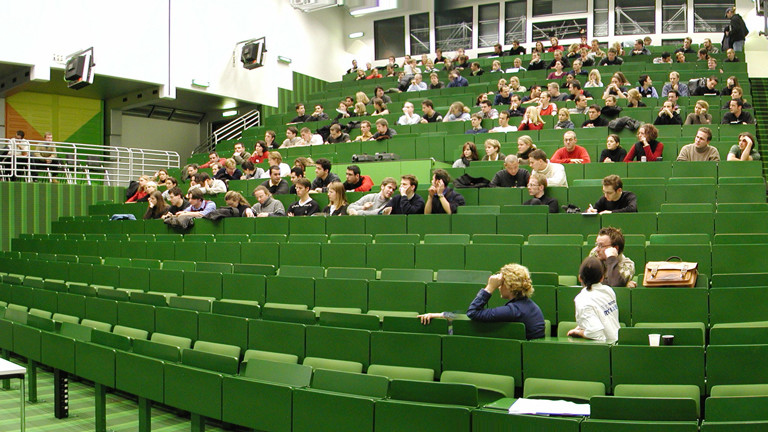 Studenten sitzen im Hörsaal.