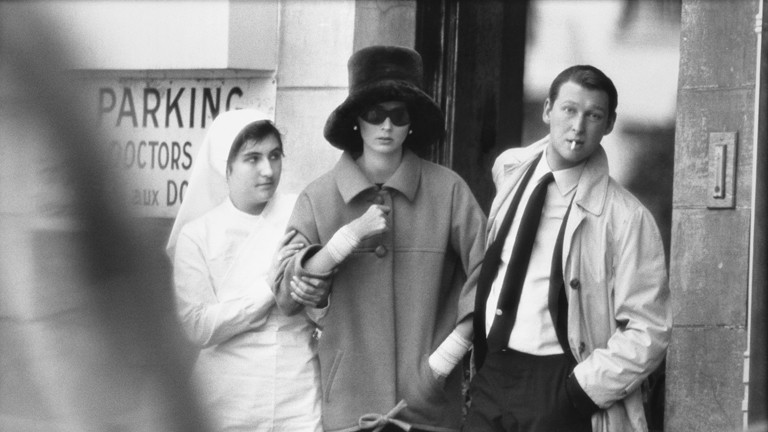 "Paparazzi!" Ausstellung Kunsthalle Schirn Frankfurt: Suzy Parker und Mike Nichols, Mantel von Saint Laurent, The American Hospital, Paris, 31. Juli 1962