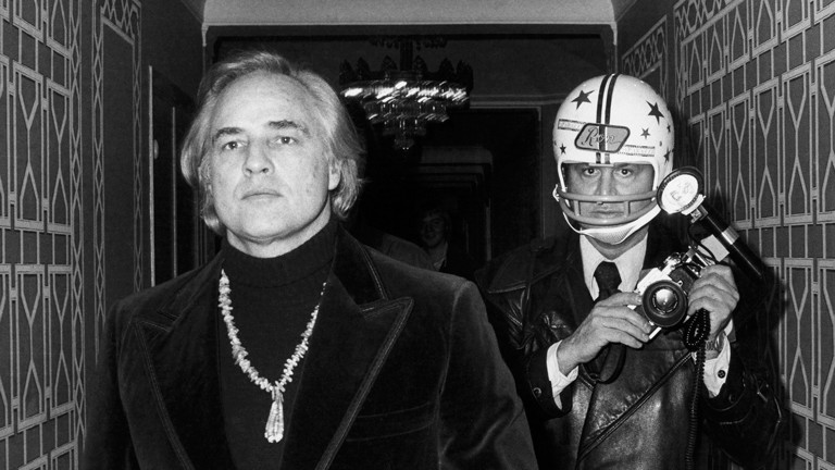 "Paparazzi!" Ausstellung Kunsthalle Schirn Frankfurt: Marlon Brando und Ron Galella beim Benefizball der American Indians Development Association im Waldorf Astoria Hotel, New York, 26. November 1974