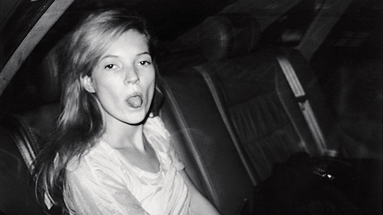"Paparazzi!" Ausstellung Kunsthalle Schirn Frankfurt: Kate Moss während der Fashion Week Paris, 1992