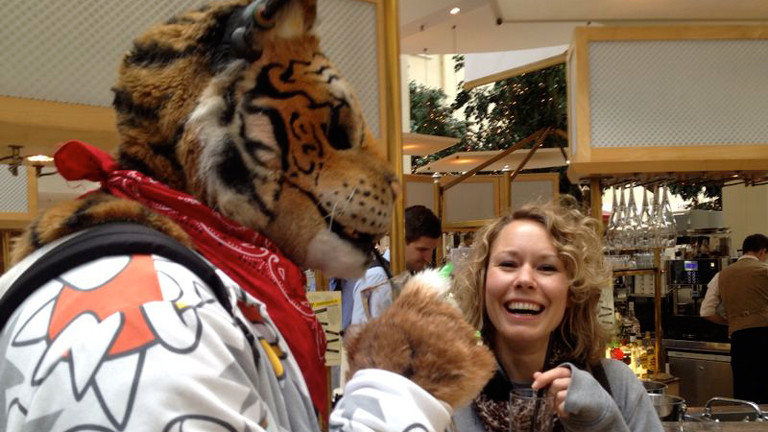 Reporterin Hanna Ender beim Drink mit einem Tiger beim Eurofurence in Berlin.