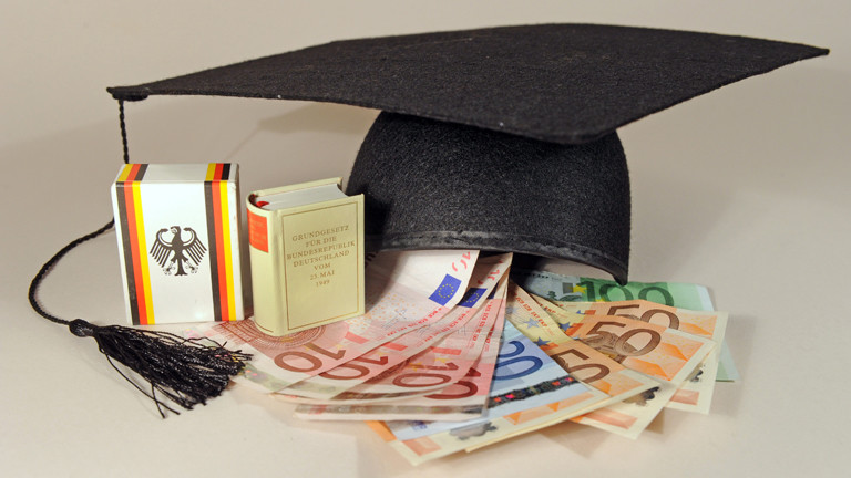 Euroscheine und Gesetzbuch liegen auf einem Tisch