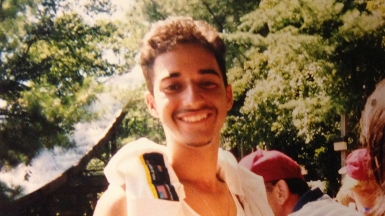 Adnan Sayed ist der Freund des Mordopfers Hae-Min Lee. Sechs Wochen nach dem Fund der Leiche wird er verhaftet. Seitdem sitzt er im Gefängnis, ohne dass seine Schuld wirklich bewiesen werden konnte.