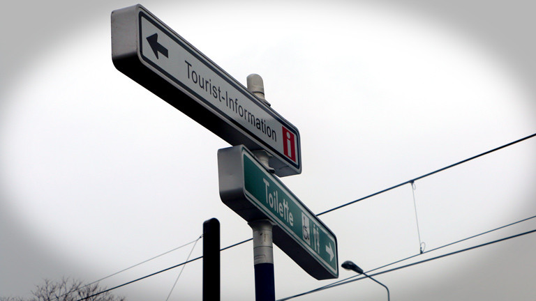 Ohne App findet man sich noch mit Straßenschildern in Rostock zurecht.