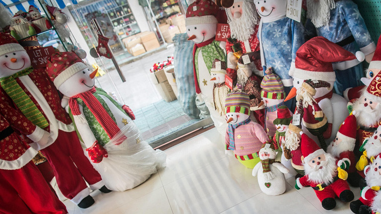 In einem Laden stehen Puppen in Form von Weihnachts- und Schneemänner; Bild: dpa