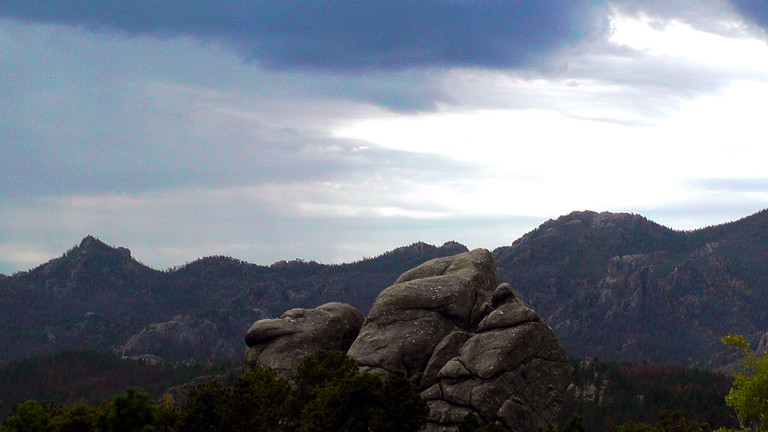 Das Panorama der Black Hills in South Dakota.