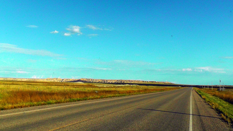 Eine typische Straße durch die Badlands ins South Dakota.