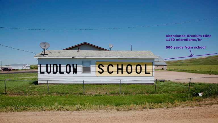 Die Ludlow-School in unmittelbarer Nähe einer Uranmine.