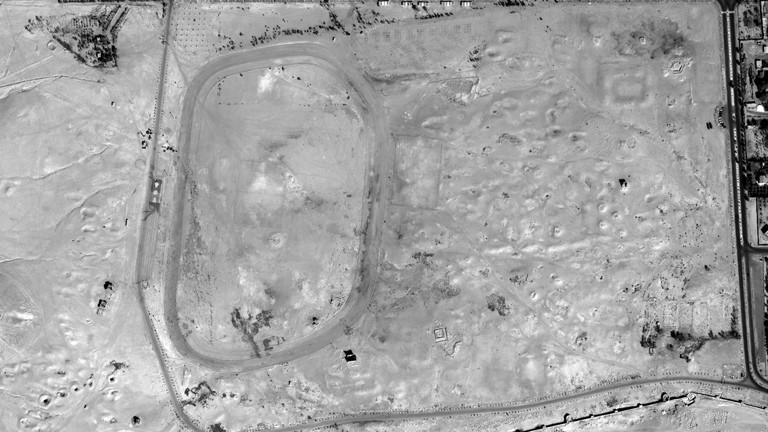 In der Nähe von Palmyra verläuft eine Straße rund um eine Grabstätte. 2009 ist sie noch völlig intakt.