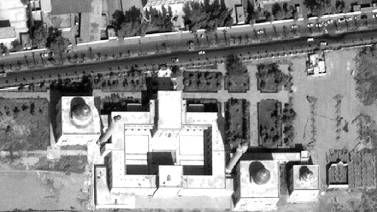 Die intakte Moschee Uwais al-Qarani und das Mausoleum Ammar Bin Yasser 2011 in Rakka.