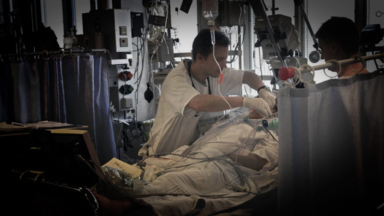 Ärzte umsorgen am 13.2.2003 in einem Münchner Krankenhaus einen Patienten auf der Intensivstation.