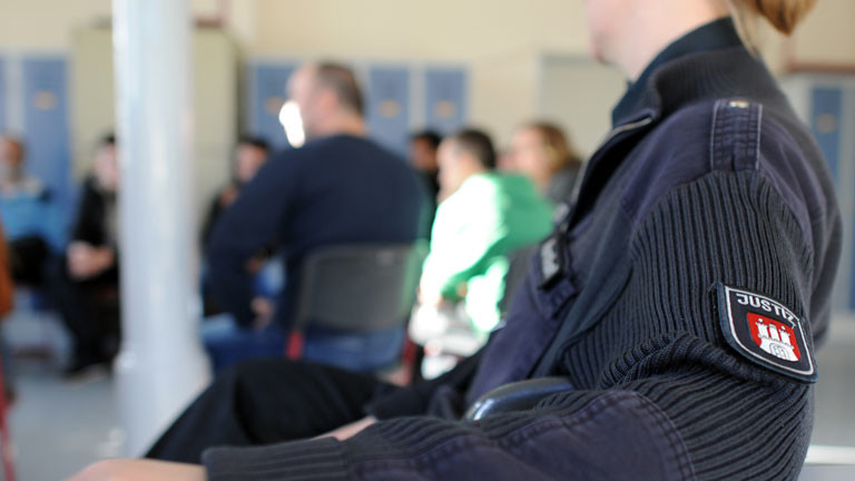 Jugendliche besuchen zur Abschreckung die Justizvollzugsanstalt Fuhlsbüttel.