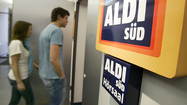 Zwei Studenten gehen in den Aldi-Süd-Hörsaal an der Fachhochschule Würzburg.