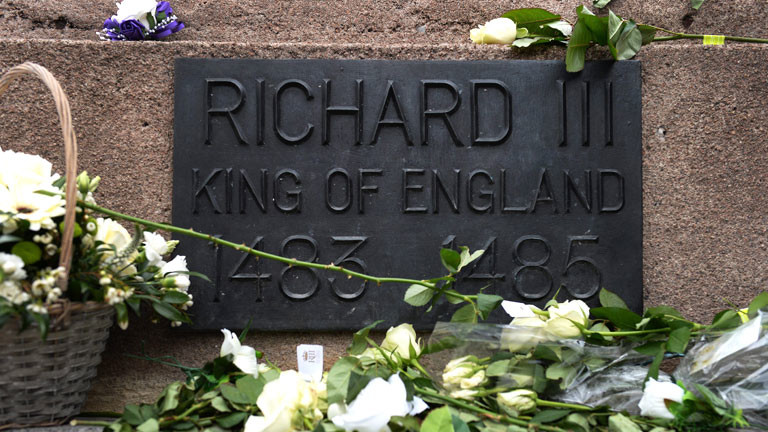 Eine Bronzeplatte unter der Statue von König Richard III. neben der Kathedrale in der englischen Stadt Leicester.