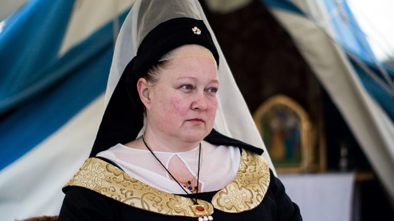 Eine Frau in der Tracht einer mittelalterlichen Edeldame.