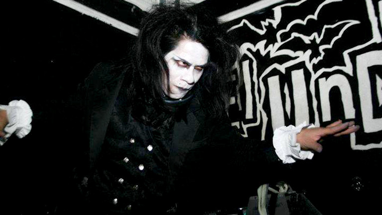 Gothic DJ posiert mit weißem Gesicht