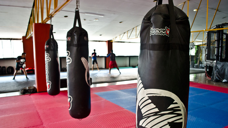 Boxsäcke in Trainingshalle