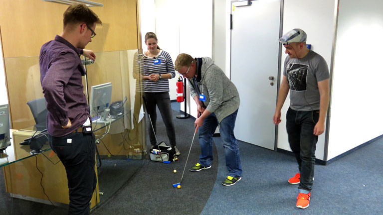 Die Minigolf-Profis Annika Dellmann und Achim Braungart Zink zeigen den Endlich Samstag! Moderatoren Daniel Fiene & Herrn Pähler, wie es geht.