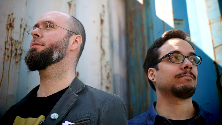 Zwei junge Männer mit Brille: Riad Djemili und Johannes Kristmann