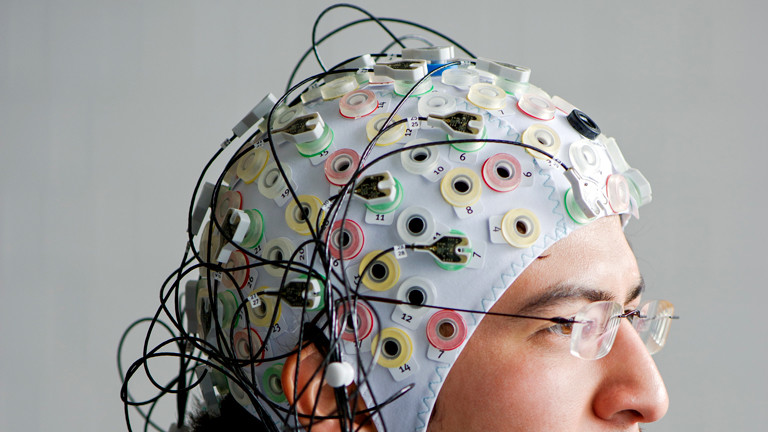 Lehrstuhl für Flugsystemdynamik: Ein junger Mann mit Elektroden einer EEG-Kappe auf dem Kopf