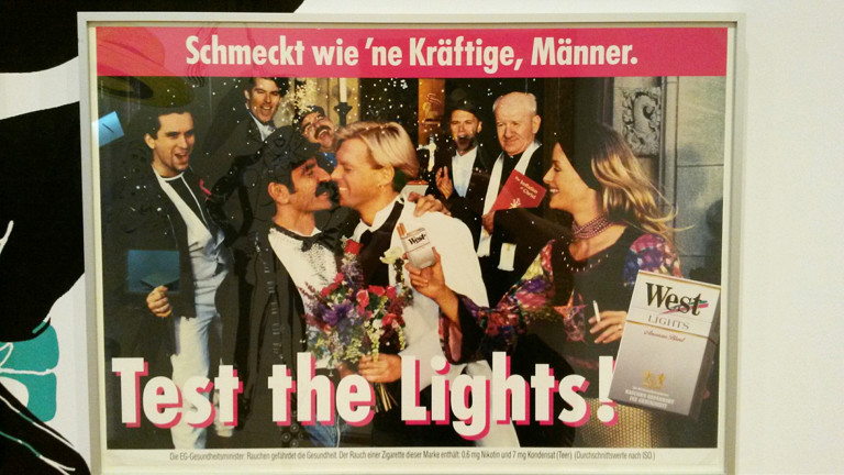 Alte Zigaretten-Werbung mit einem schwulen Pärchen