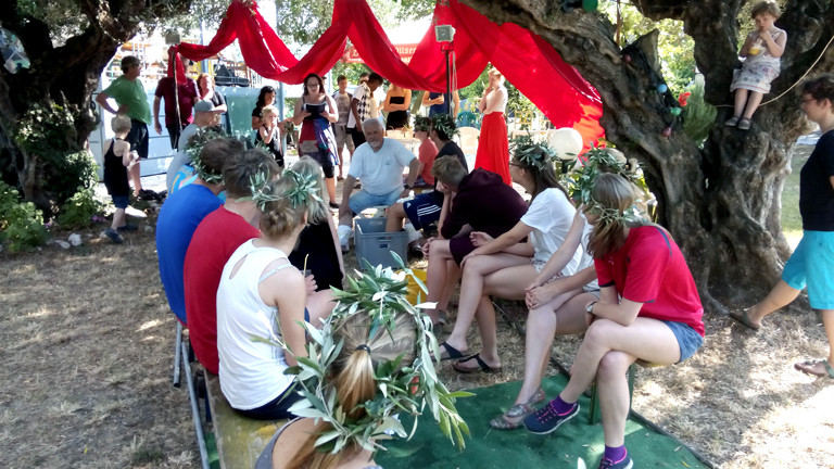 Während ihres Workshops führen die griechischen und deutschen Jugendlichen gemeinsam Theaterstücke auf.