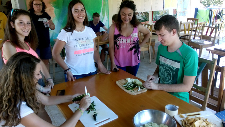 Gemeinsam kochen die griechischen und deutschen Jugendlichen für alle Workshop-Teilnehmer.