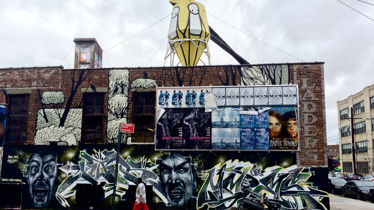 Werbung wird einfach über den Murals in Bushwick, Brooklyn, New York, angebracht.