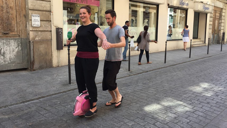 DRadio-Wissen-Reporterin Lena Breuer probiert in Paris das E-Roue von Guillaume Broc aus.