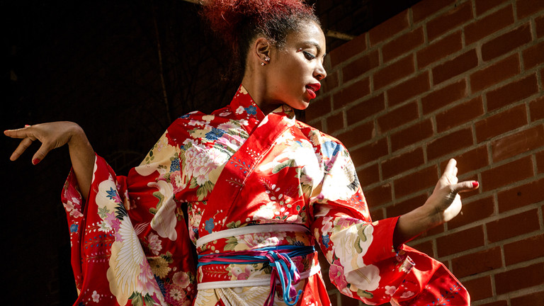 Eine Frau im Kimono in Modelpose