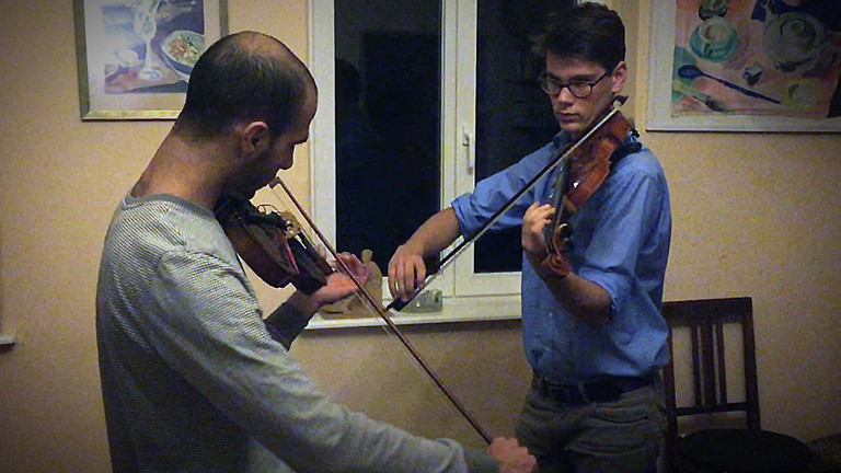 Omar spielt mit Richard Harms Geige.