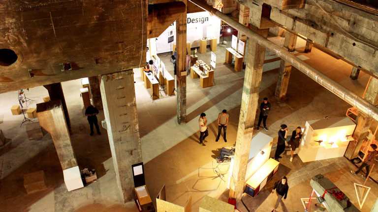 Industriehalle, Besucher einer Designmesse