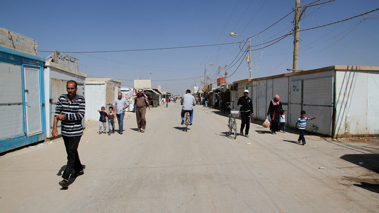 Ein typische Straße in Zaatari. Kein Auto- dafür aber Fahrrad- und Fußgängerverkehr.