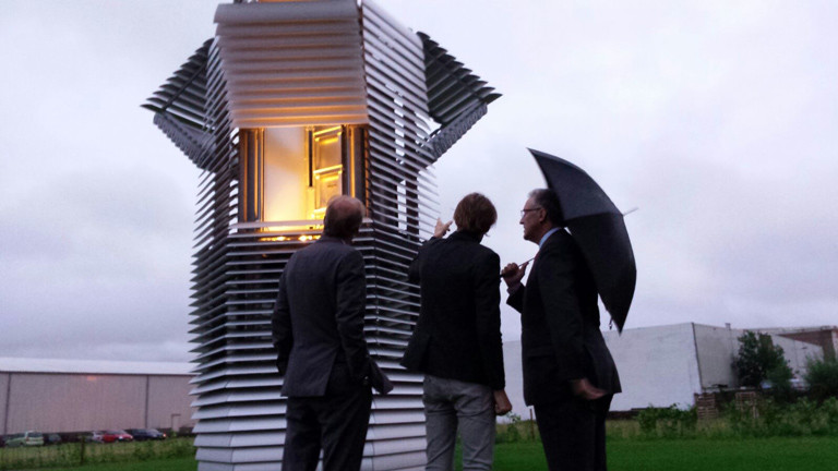 Dann Roosegaard mit Interessenten bei der Eröffnung des Smog Free Towers in Rotterdam