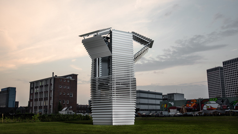 Der Smog Free Tower mit geöffneten Lamellen