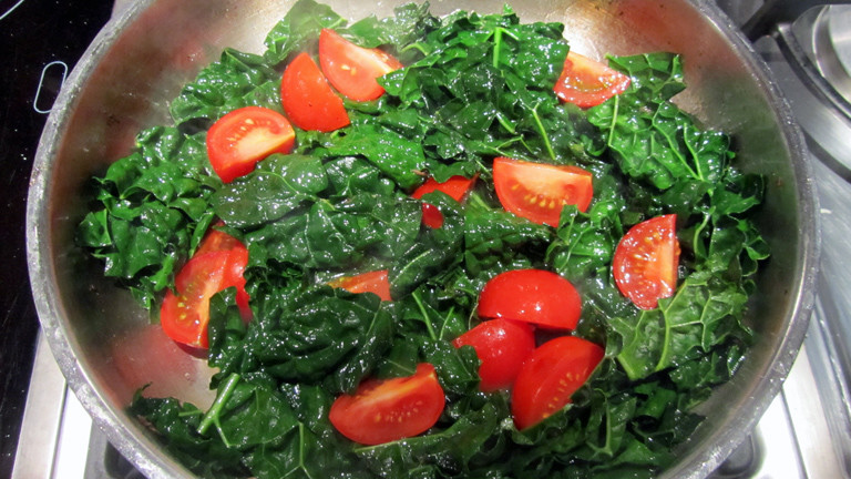 Grünkohl mit Tomate und Pinienkernen