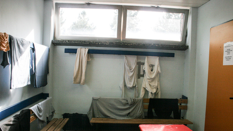 Die Umkleidekabine der Turnhalle dient als Trockenraum.