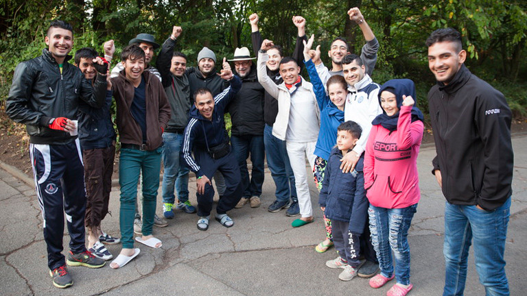 Hartmut Schneider (Mitte) mit den Flüchtlinge, die sich als Fotografen an dem Projekt "Being Refugee" beteiligt haben.