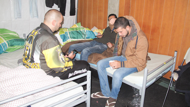 Flüchtlinge in ihrer Unterkunft.