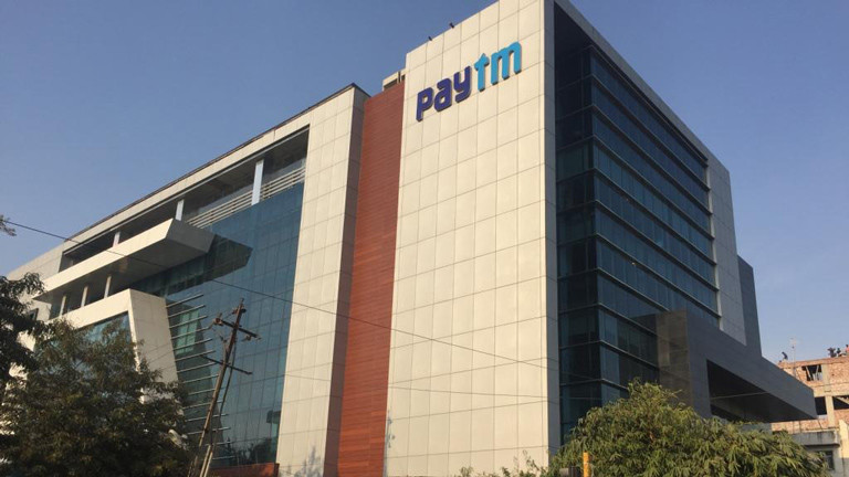 Das derzeit wohl heißeste Internet-Startup in Indien heißt paytm. Es residiert in zwei Firmengebäuden in Noida vor den Toren Neu-Delhis. Pay tm heißt „Pay Through Mobile“. Die Firma ist spezialisiert auf Smartphone-Anwendungen. Es gibt ein online-Bezahlsystem und einen Marktplatz, über den auch Sari-Händler Anand verkauft.