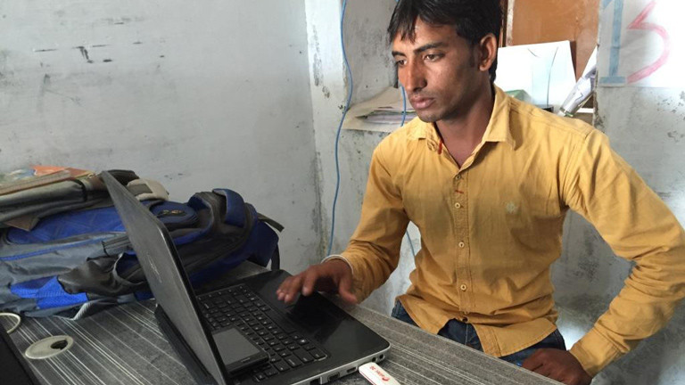 Imrat Khan leitet das Center. Nur Internet hat er gerade nicht. Der Router ist kaputt. Außerdem gibt es nur sechs Stunden pro Tag Strom. Das Handynetz ist zu schwach, um online zu gehen. So wie Chandauli geht es den meisten Dörfern in Indien.