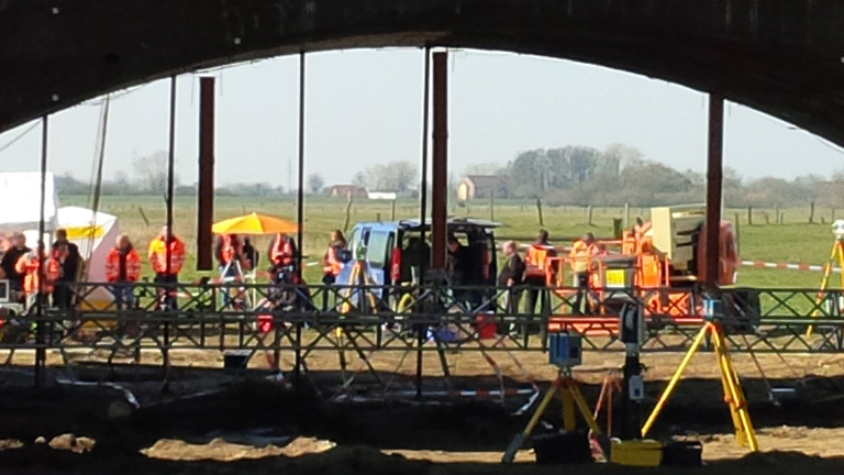 Blick auf die Allerbrücke in Niedersachen, die einem Belastungstest unterzogen wird.