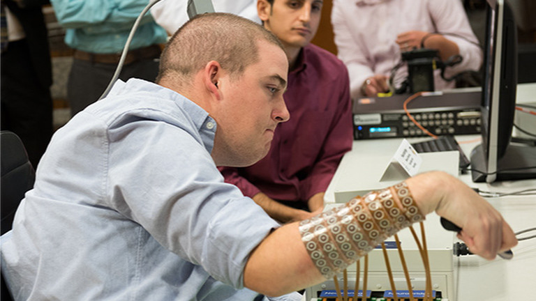 Der Patient Ian Burkhart kann durch einen Nerven-Bypass seine Hand wieder bewegen.