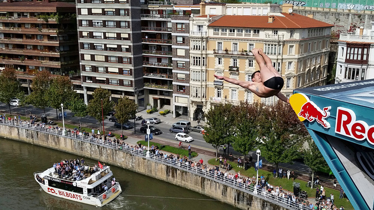 Kyle Mitrione bei einem Sprung ins Wasser im spanischen Bilbao.