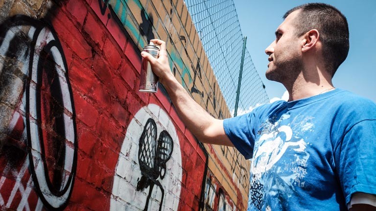 Ibo Omari hat die Initiative #paintback gegründet: Hakenkreuze werden übermalt.