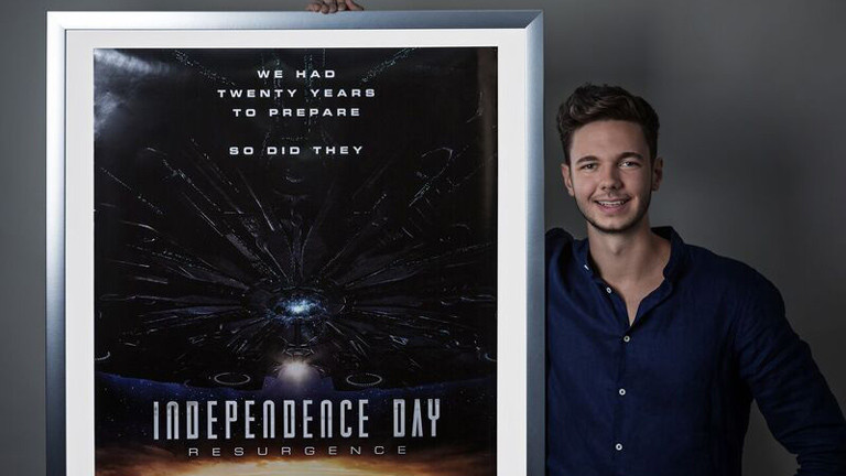 Tim David Müller-Zitzke mit Filmplakat "Independence Day 2"