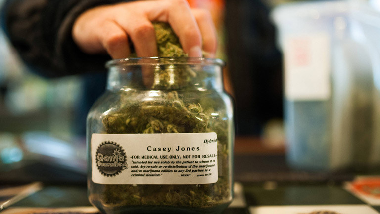 Medizinisches Marihuana in einem Glasbehälter.