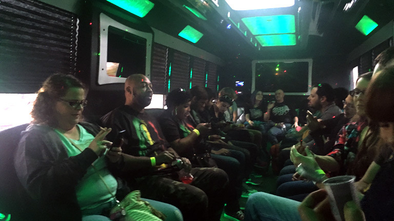 Kiffende Touristen im Party-Bus in Denver.