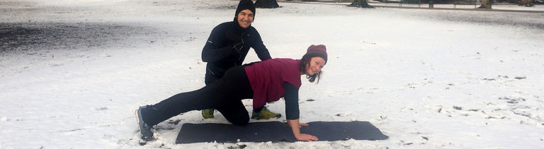 Reporterin Suzan Bazarkaya trainiert mit Fitness-App - Personal Trainer Simon Mehl achtet darauf, dass sie nichts falsch macht.