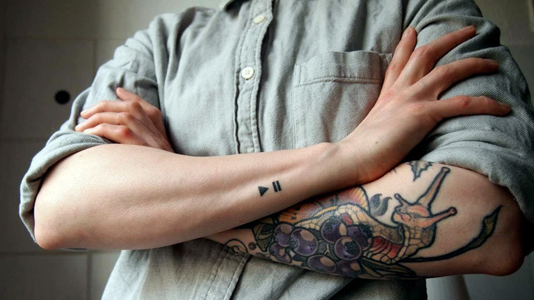 Reporterin Lydia Herms mit einem frisch gestochenen Stick'n'poke-Tattoo.
